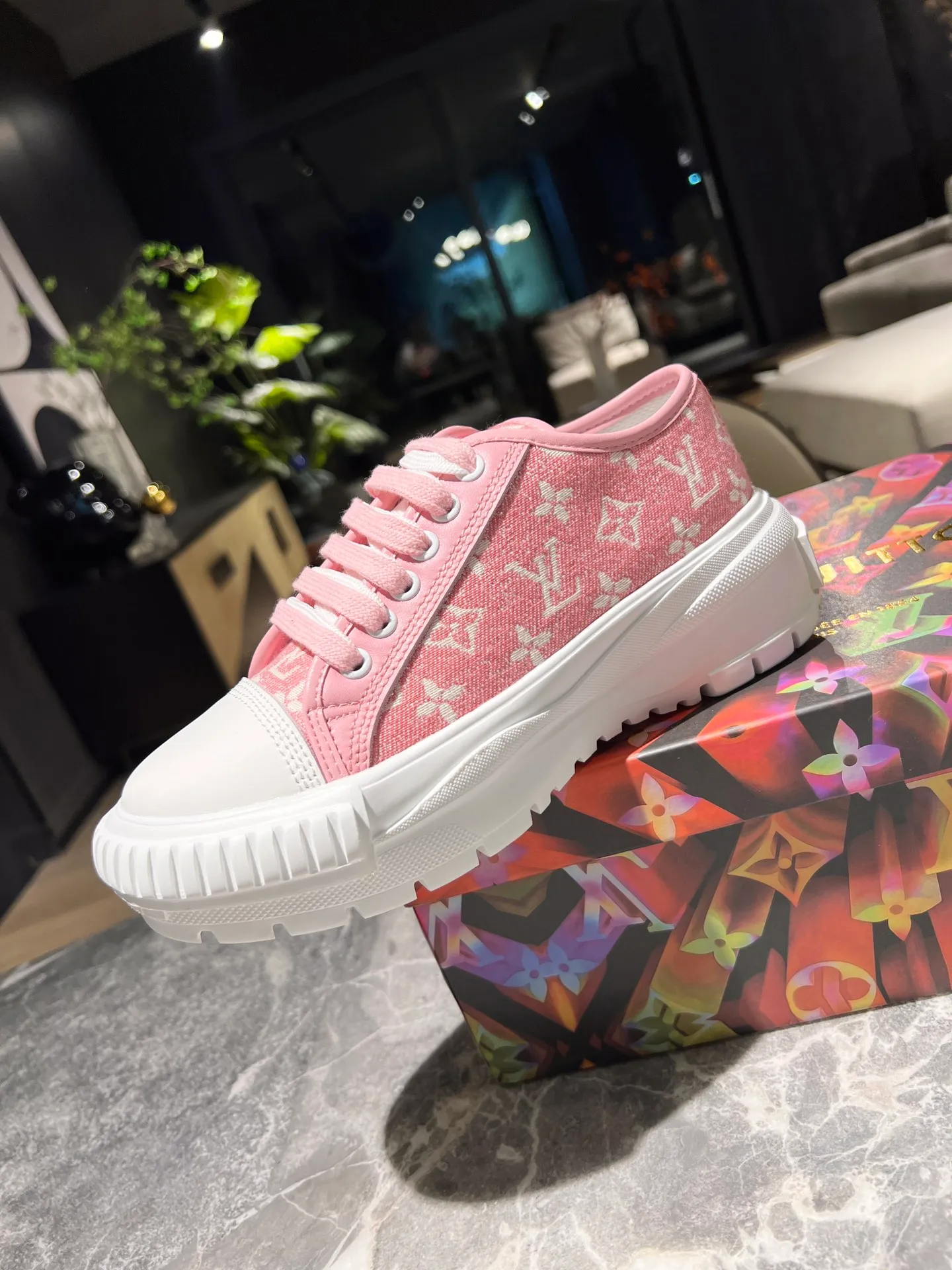 👟👟Ex-factory price 440👟👟 This LV Squad sneaker is made of Monogram denim to stretch out the midsummer comfort. The same color leather outlines the edges, the rubber LV Circle logo embellishes the tongue, and the thick yet lightweight rubber outsole upgrades the comfort again. Yardage: 35-41.